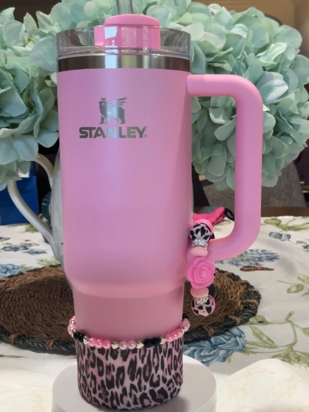 STANLEY SIZZLING PINK NEW WITH BOOT AND BRACELETS - Picture 4 of 4